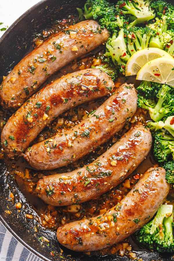 Garlic Butter Sausages and Broccoli Skillet - #recipe by #eatwell101 - https://www.eatwell101.com/garlic-butter-sausages-broccoli-recipe