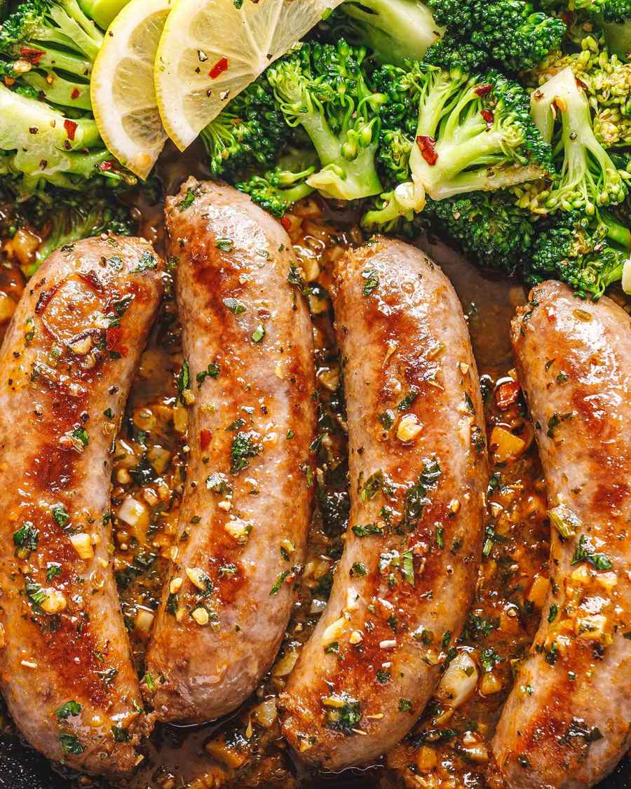Garlic Butter Sausages and Broccoli Skillet - #recipe by #eatwell101 - https://www.eatwell101.com/garlic-butter-sausages-broccoli-recipe