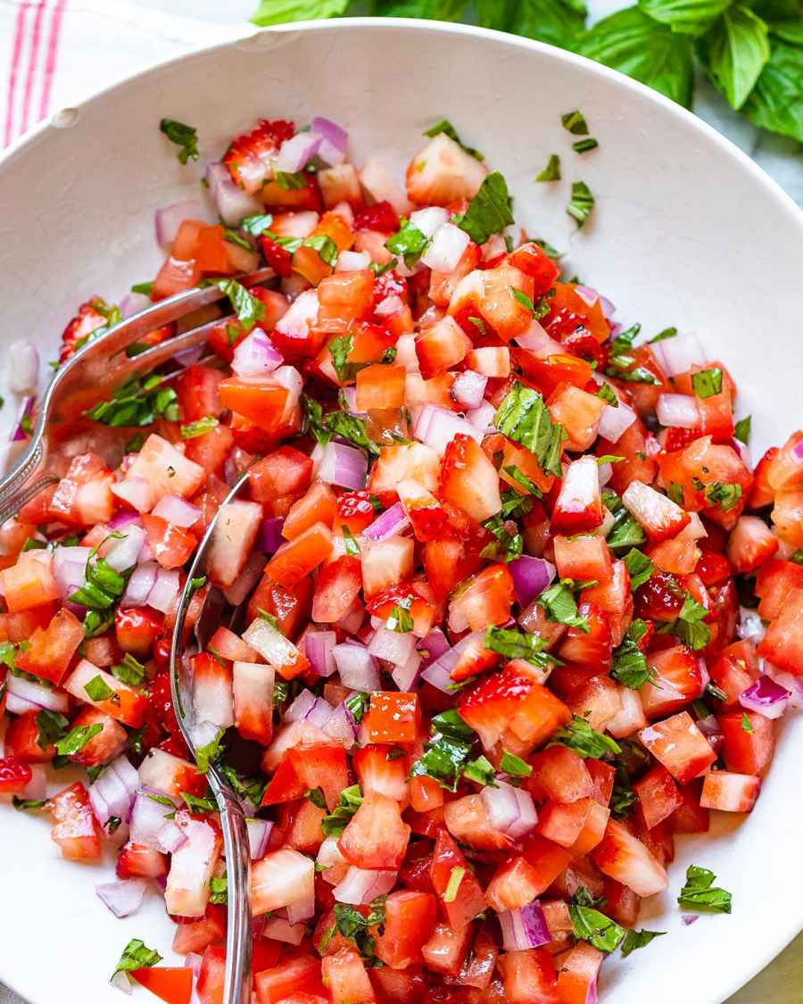 Tomato Basil Strawberry Salsa - #recipe by #eatwell101 - https://www.eatwell101.com/tomato-basil-strawberry-salsa-recipe