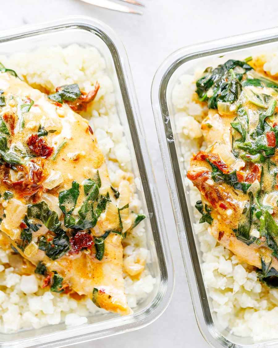 Creamy Tuscan Chicken & Cauliflower Rice Meal Prep - #recipe by #eatwell101 - https://www.eatwell101.com/creamy-tuscan-chicken-meal-prep-recipe