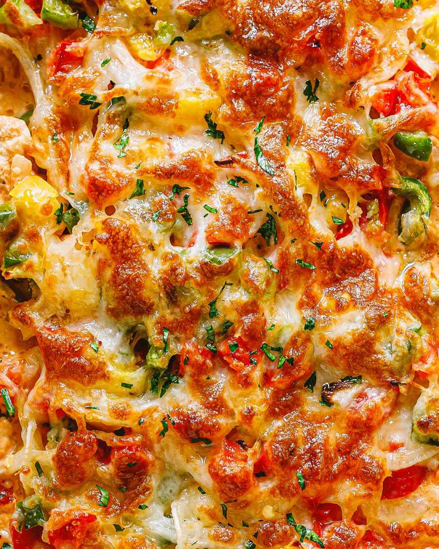 Creamy Baked Fajita Chicken Casserole - #recipe by #eatwell101 - https://www.eatwell101.com/creamy-baked-fajita-chicken-casserole-recipe