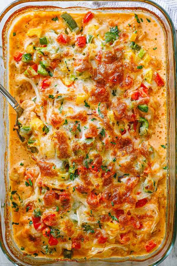 Creamy Baked Fajita Chicken Casserole - #recipe by #eatwell101 - https://www.eatwell101.com/creamy-baked-fajita-chicken-casserole-recipe