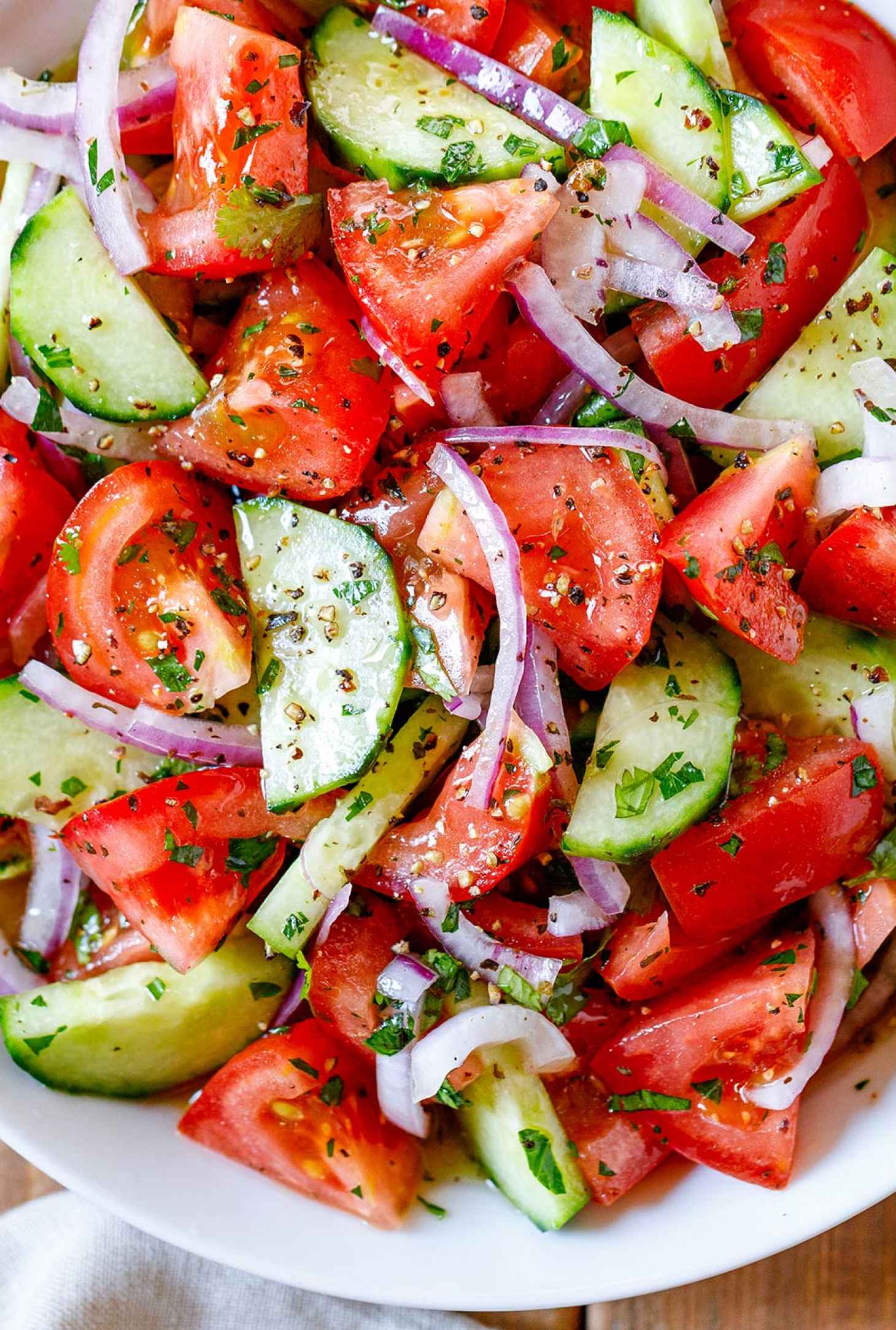 Easy Tomato Cucumber Salad - #recipe by #eatwell101 - https://www.eatwell101.com/tomato-cucumber-salad-recipe