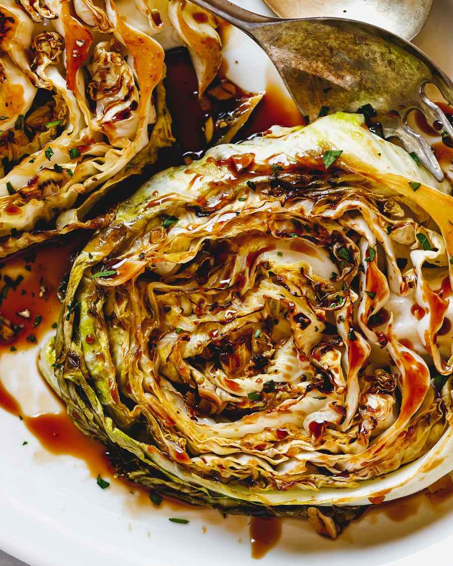 Honey Balsamic Pan-Seared Cabbage Steaks - #recipe by #eatwell101 - https://www.eatwell101.com/honey-balsamic-cabbage-steaks-recipe