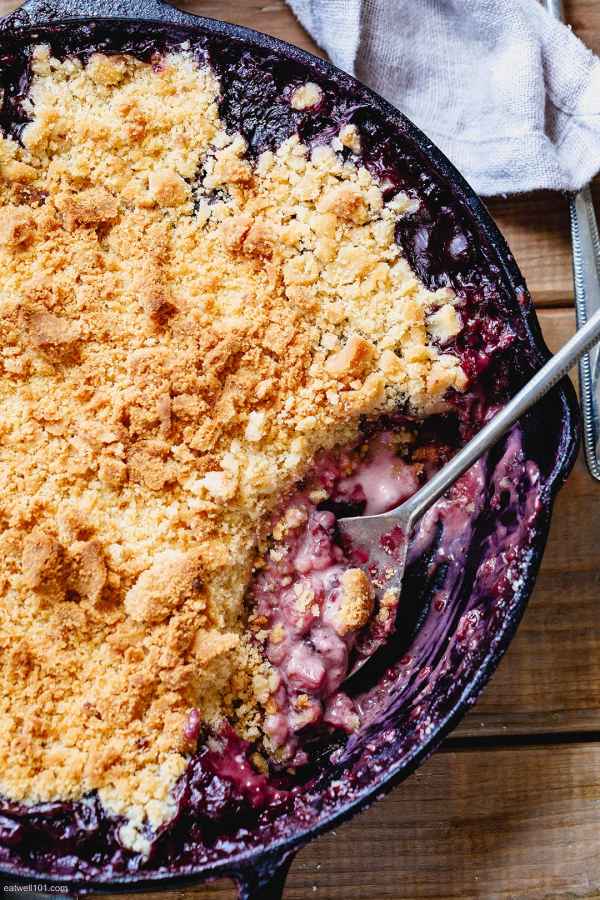 Skillet Berry Cobbler - #recipe by #eatwell101 - https://www.eatwell101.com/berry-cobbler-cheesecake-skillet-recipe