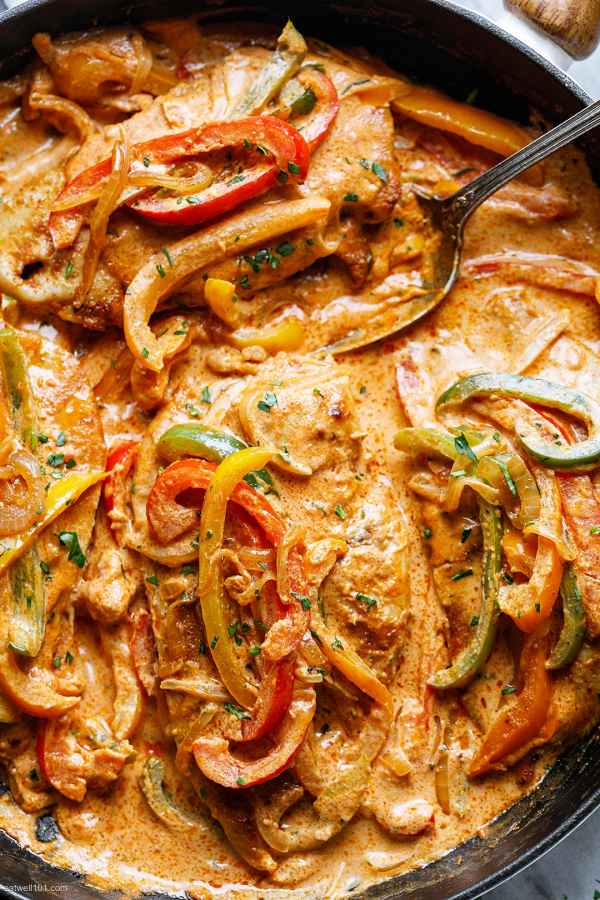 Creamy Fajita Chicken Breasts Skillet - #recipe by #eatwell101 - https://www.eatwell101.com/creamy-chicken-fajita-skillet-recipe