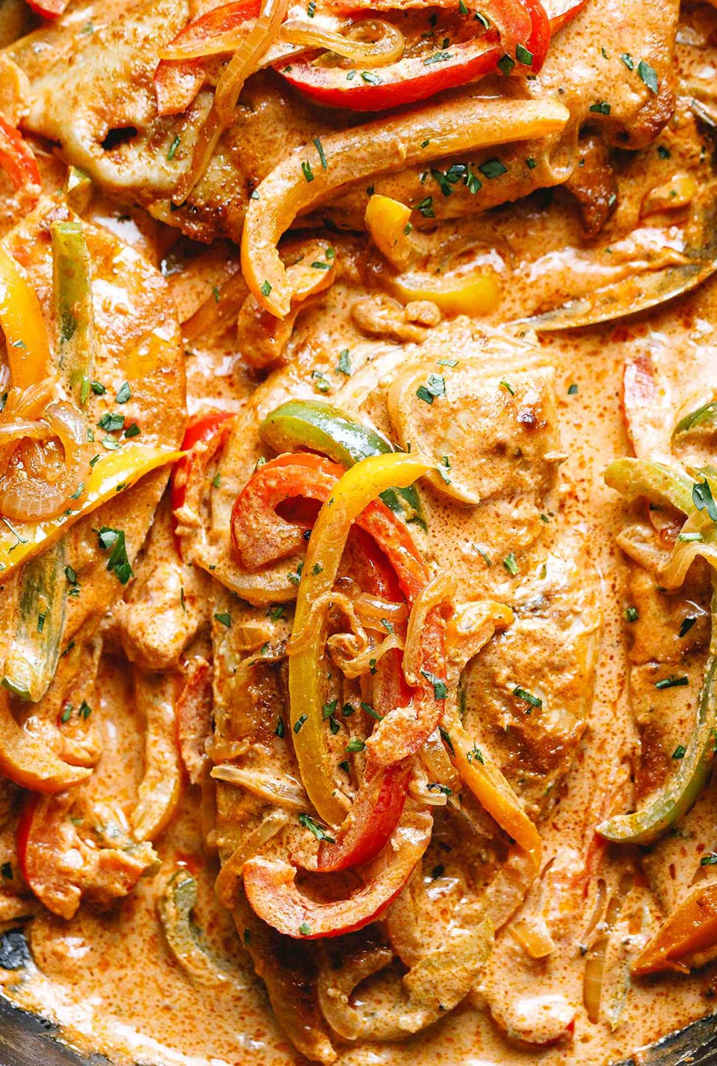 Creamy Chicken Fajita Skillet - #recipe by #eatwell101 - https://www.eatwell101.com/creamy-chicken-fajita-skillet-recipe