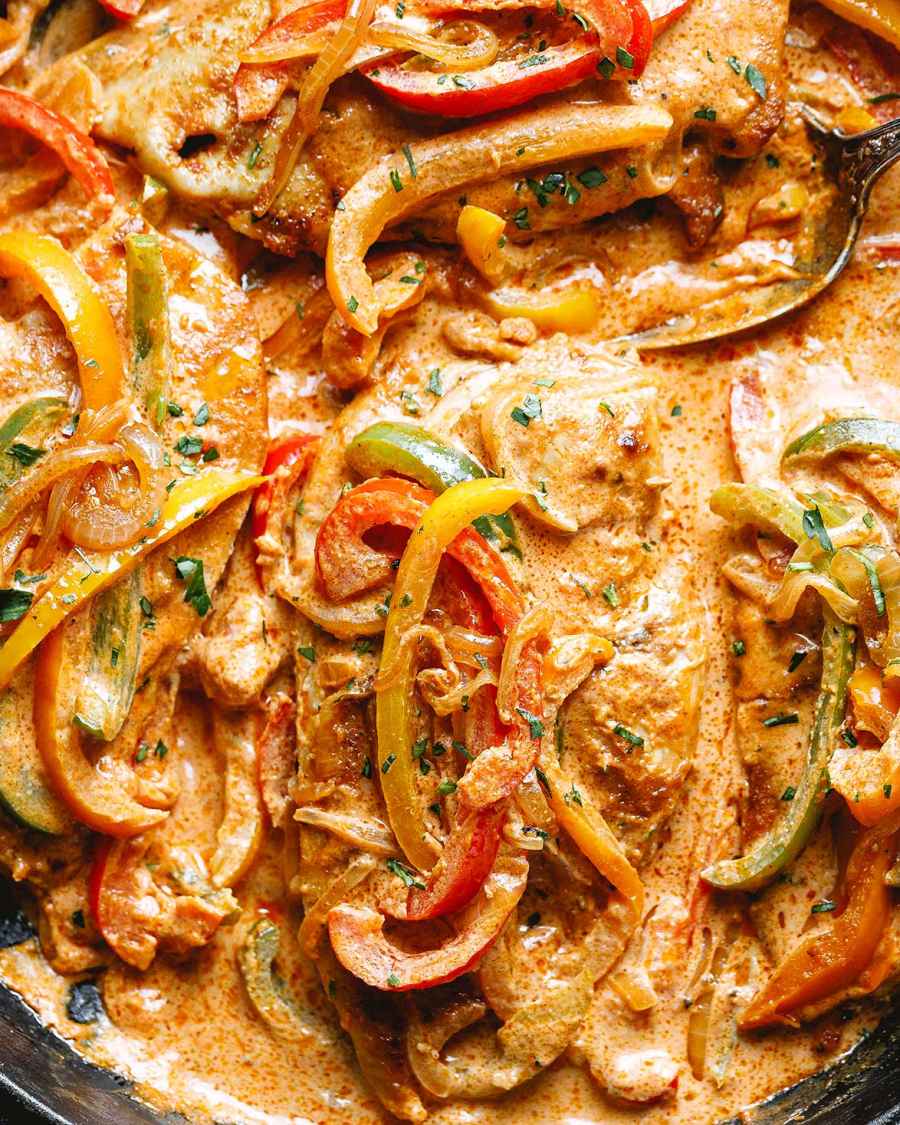 Creamy Chicken Fajita Skillet - #recipe by #eatwell101 - https://www.eatwell101.com/creamy-chicken-fajita-skillet-recipe