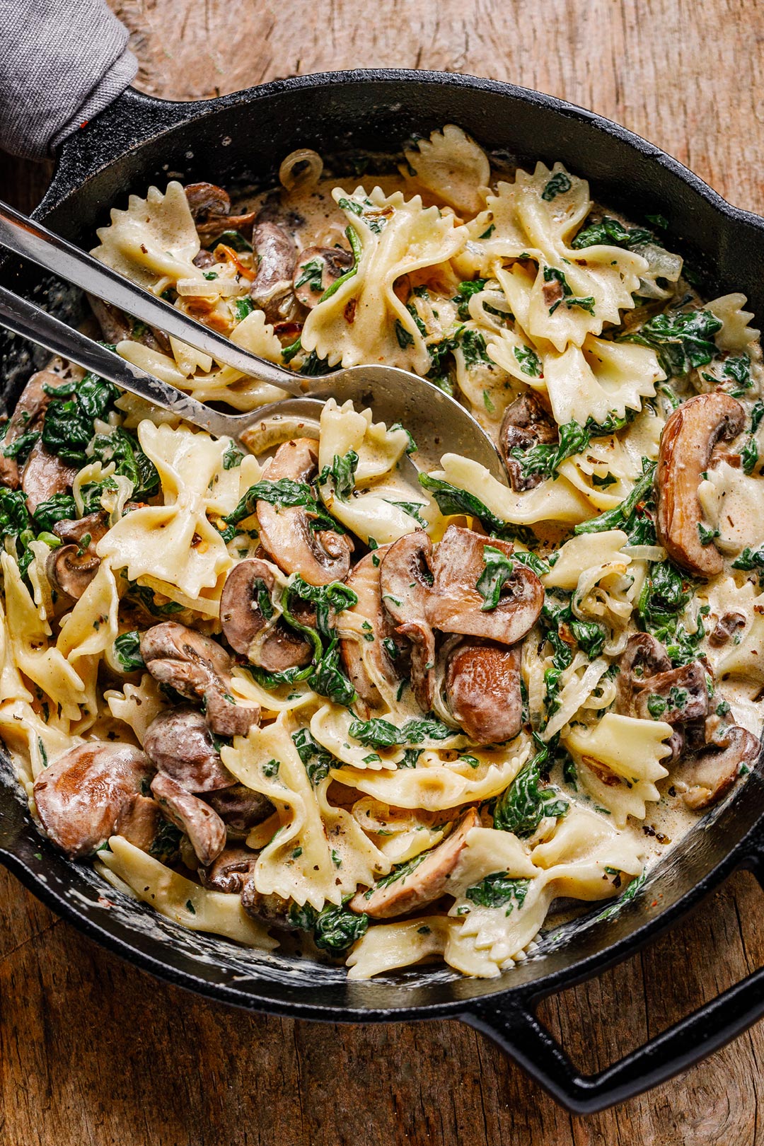 One-Pot Garlic Parmesan Pasta Recipe with Spinach and Mushrooms