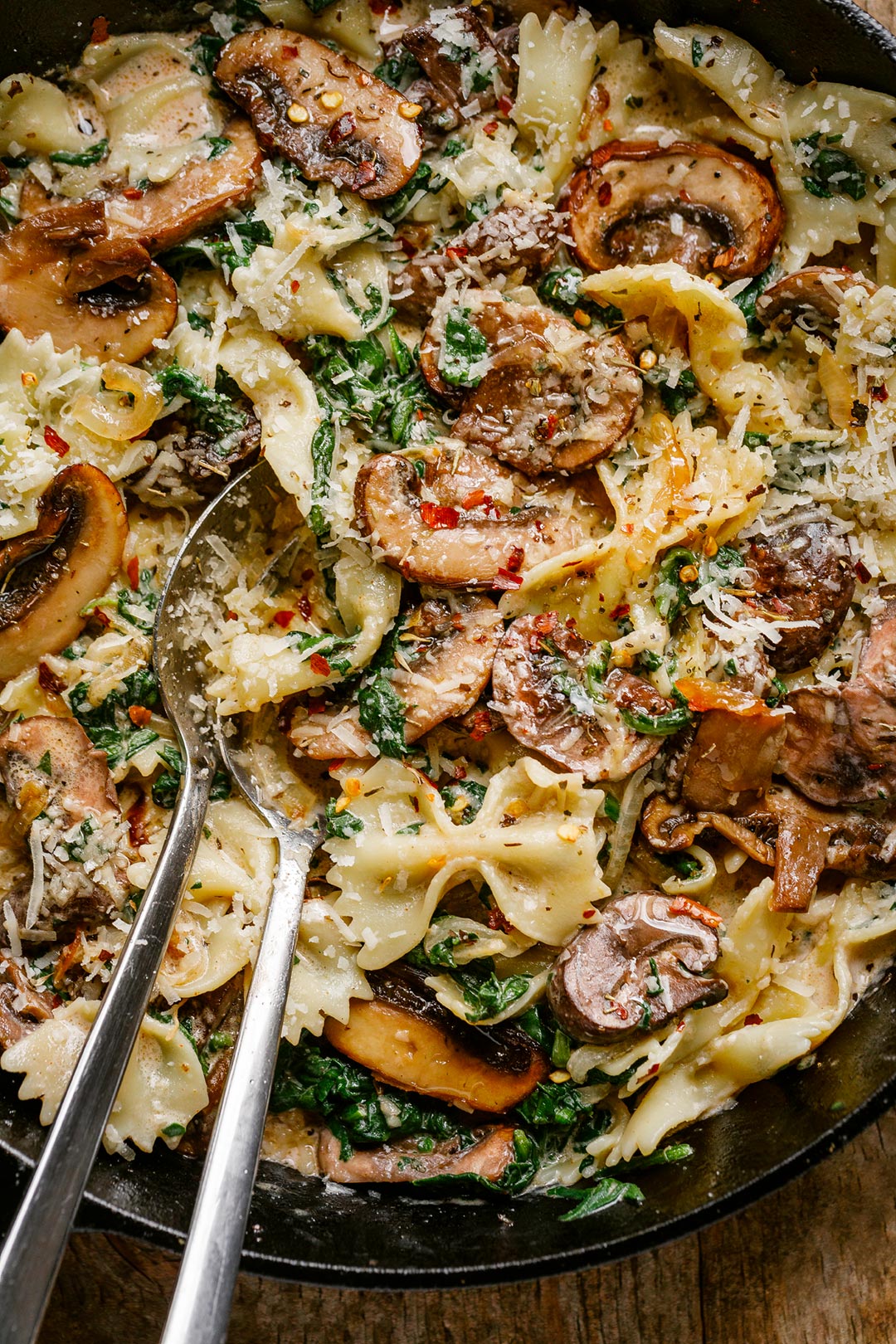 One-Pot Garlic Parmesan Pasta Recipe with Spinach and Mushrooms 