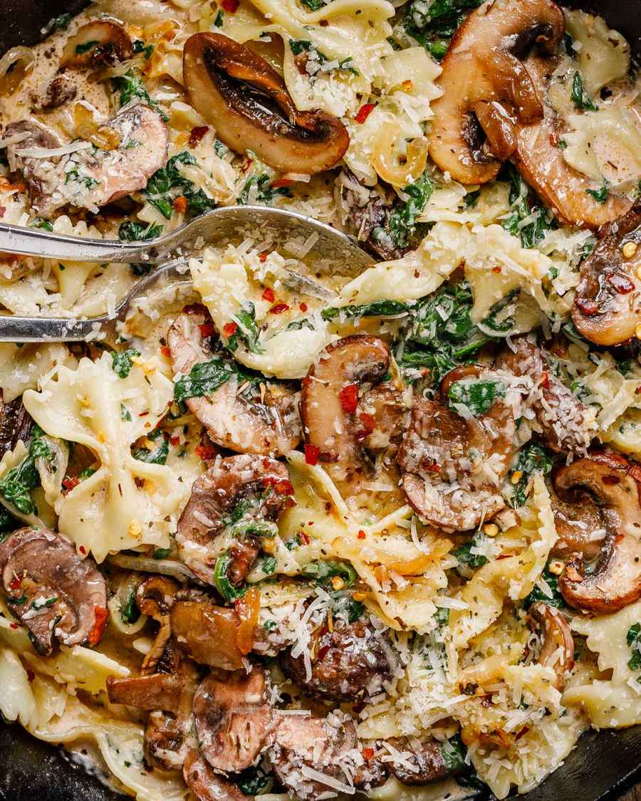 One-Pot Garlic Parmesan Pasta with Spinach and Mushrooms - #recipe by #eatwell101 - https://www.eatwell101.com/one-pot-garlic-parmesan-pasta-recipe