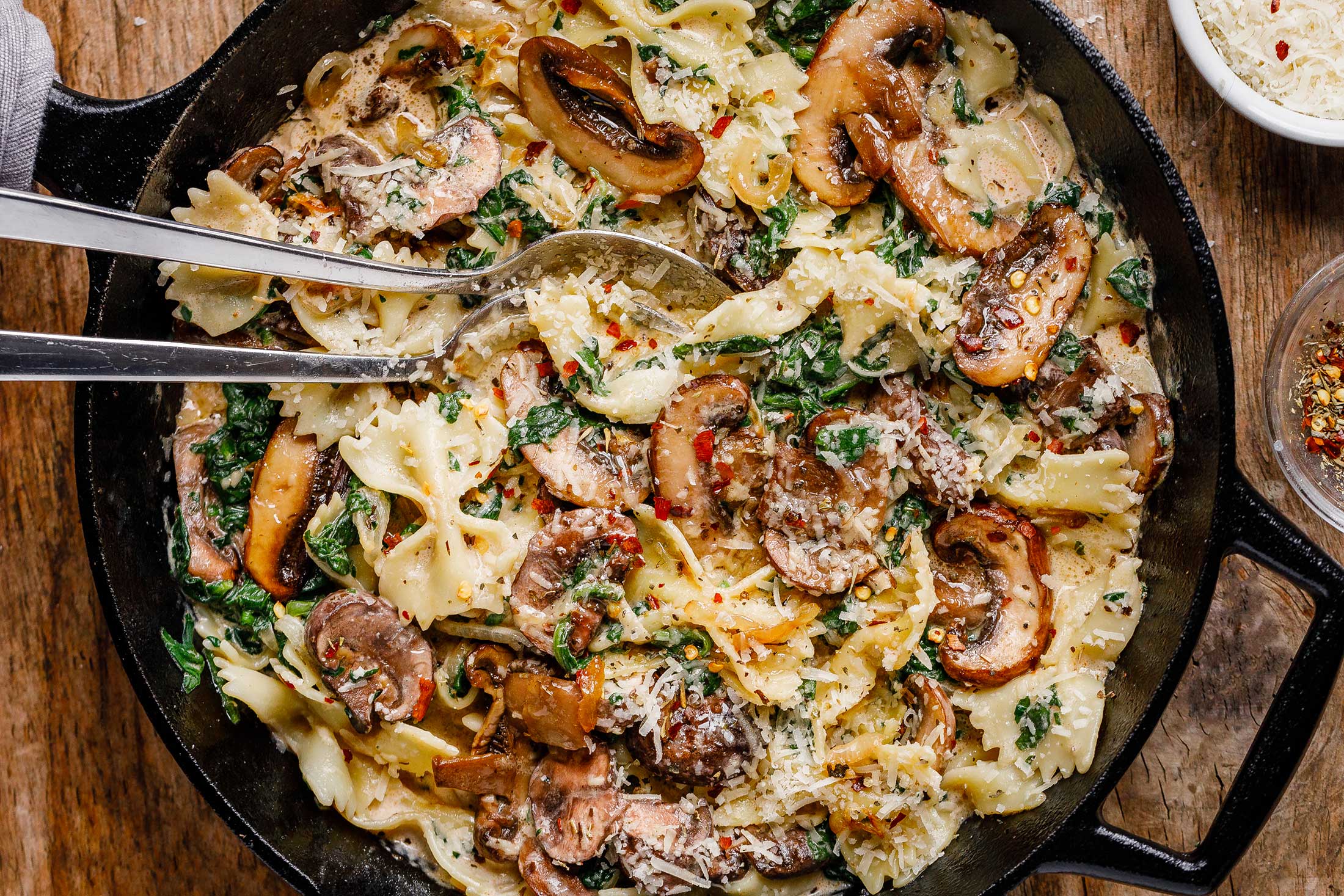 One-Pot Garlic Parmesan Pasta with Spinach and Mushrooms