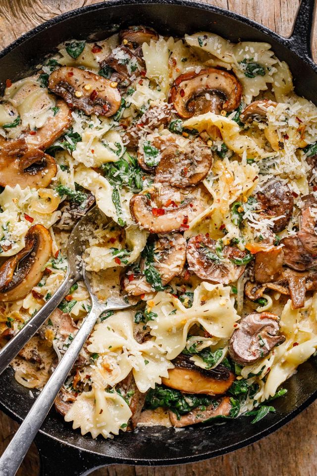 One-Pot Garlic Parmesan Pasta with Spinach and Mushrooms