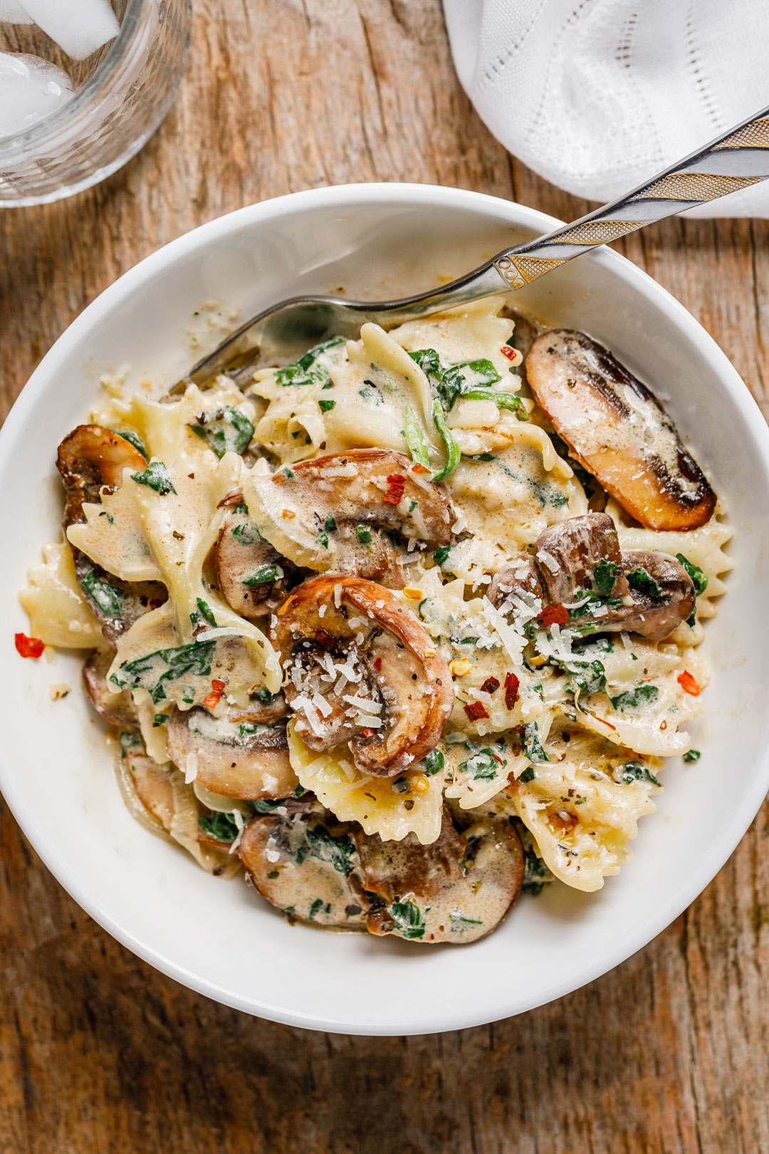One Pot Garlic Parmesan Pasta Recipe with Spinach and Mushrooms 