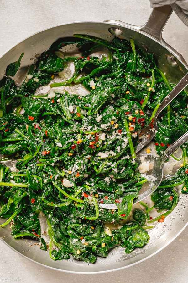 5-Minute Sauteed Lemon Garlic Spinach - #recipe by #eatwell101 - https://www.eatwell101.com/sauteed-spinach-recipe