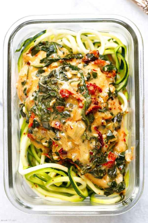 Creamy Spinach Chicken Meal Prep with Zucchini Noodles - #recipe by #eatwell101 - https://www.eatwell101.com/tuscan-chicken-meal-prep-recipe