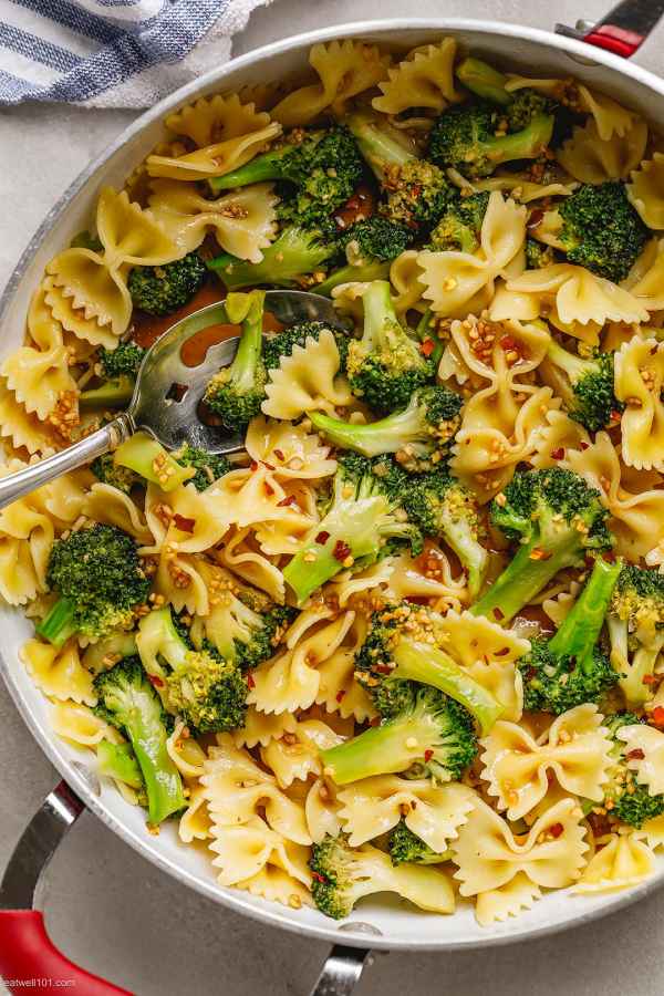 Garlic Broccoli Stir-Fry with Pasta - #recipe by #eatwell101 - https://www.eatwell101.com/pasta-broccoli-stir-fry-recipe