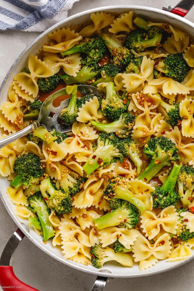 Garlic Broccoli Stir-Fry with Pasta