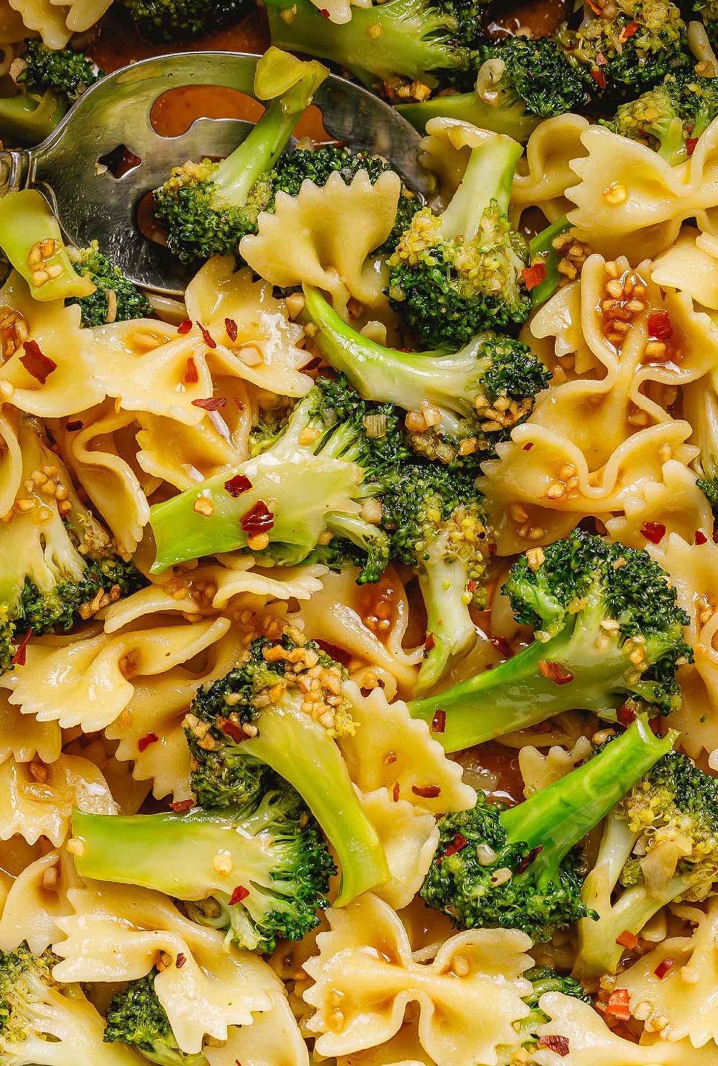 Garlic Broccoli Stir-Fry with Pasta - #recipe by #eatwell101 - https://www.eatwell101.com/pasta-broccoli-stir-fry-recipe