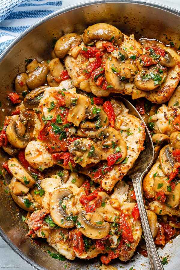 Garlic Mushroom Chicken Thighs with Sun-Dried Tomatoes - #recipe by #eatwell101 - https://www.eatwell101.com/garlic-mushroom-chicken-thighs-recipe