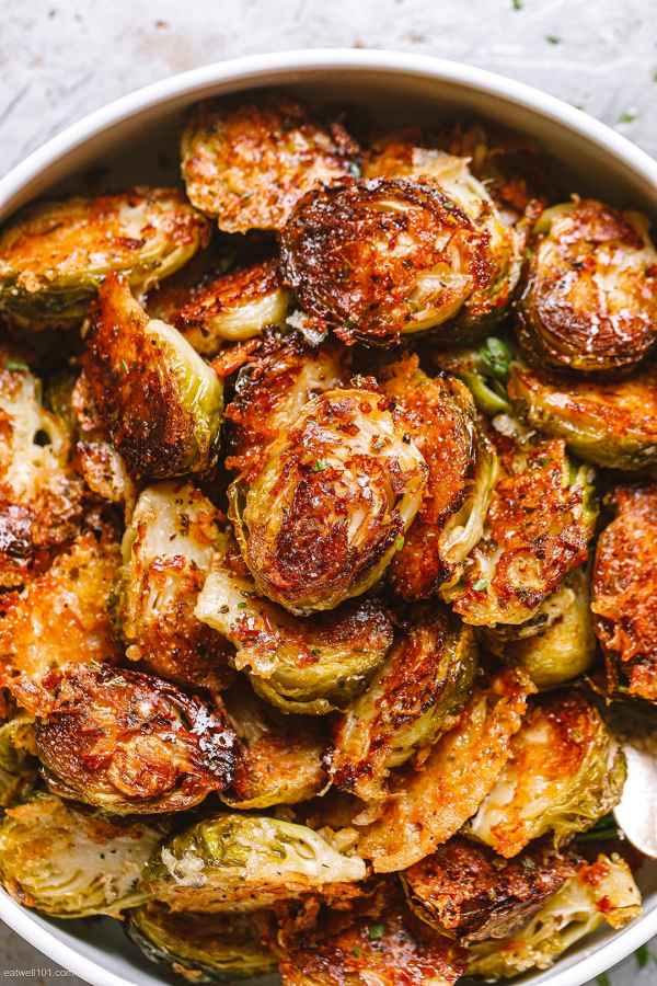 Garlic Parmesan Roasted Brussels Sprouts - #recipe by #eatwell101 - https://www.eatwell101.com/parmesan-roasted-brussels-sprouts