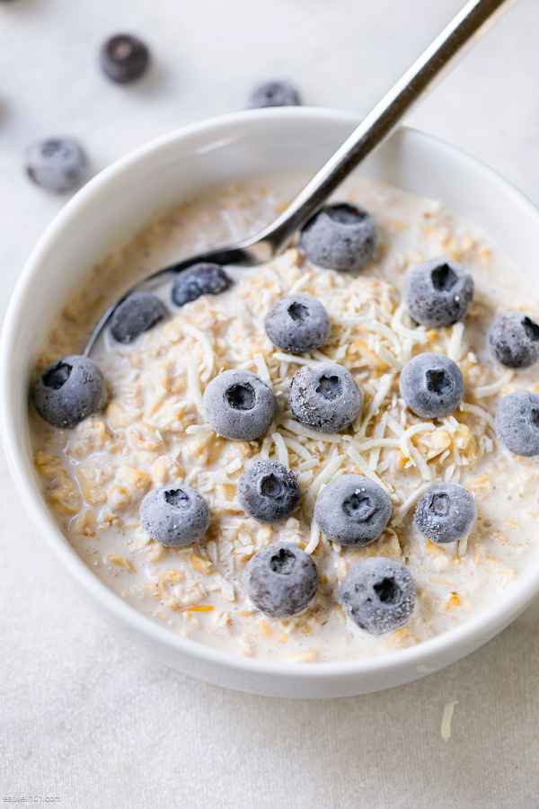 Vanilla Overnight Oats with Blueberries - #recipe by #eatwell101 - https://www.eatwell101.com/blueberry-vanilla-overnight-oats-recipe