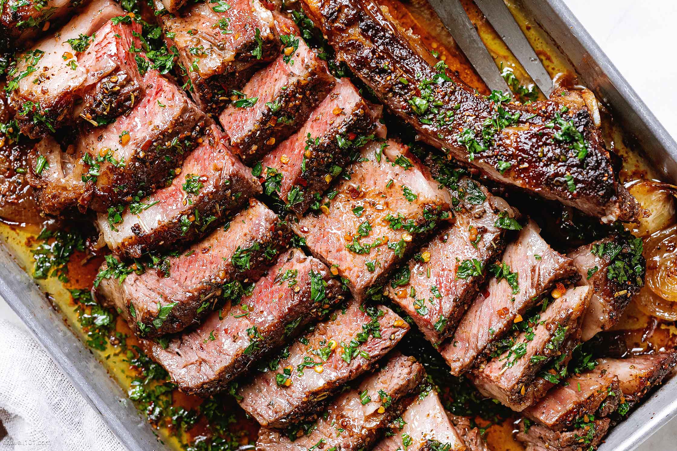 https://www.eatwell101.com/wp-content/uploads/2020/10/Garlic-Herb-Butter-Steak-Recipe-in-Oven-1.jpg