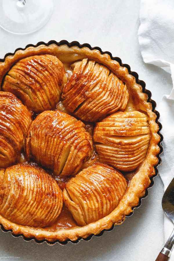 French Cinnamon Apple Tart - #recipe by #eatwell101 - https://www.eatwell101.com/french-cinnamon-apple-tart-recipe