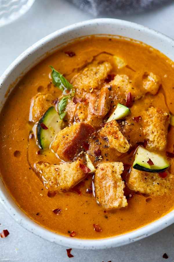 Healthy Tomato Zucchini Soup {Vegan + Gluten-Free} - #recipe by #eatwell101 - https://www.eatwell101.com/tomato-zucchini-soup-recipe