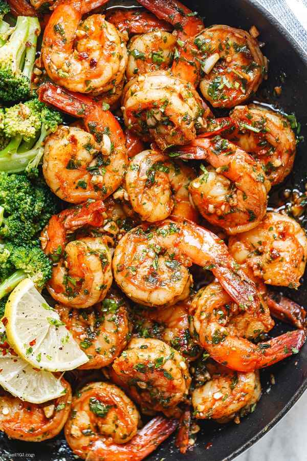 Garlic Butter Shrimp and Broccoli Skillet - #recipe by #eatwell101 - https://www.eatwell101.com/garlic-butter-shrimp-broccoli-recipe