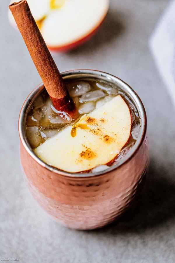 Apple Cinnamon Moscow Mule - #recipe by #eatwell101 - https://www.eatwell101.com/apple-cinnamon-moscow-mule-recipe