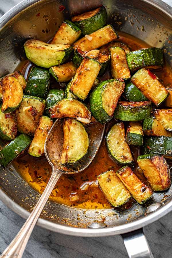 Sautéed Zucchini In Lemon Garlic Butter - #recipe by #eatwell101 - https://www.eatwell101.com/garlic-butter-zucchini-recipe