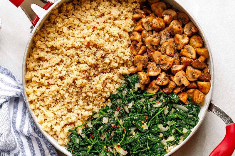 Spinach Mushroom Quinoa Skillet (Healthy 20-Minute Dinner)