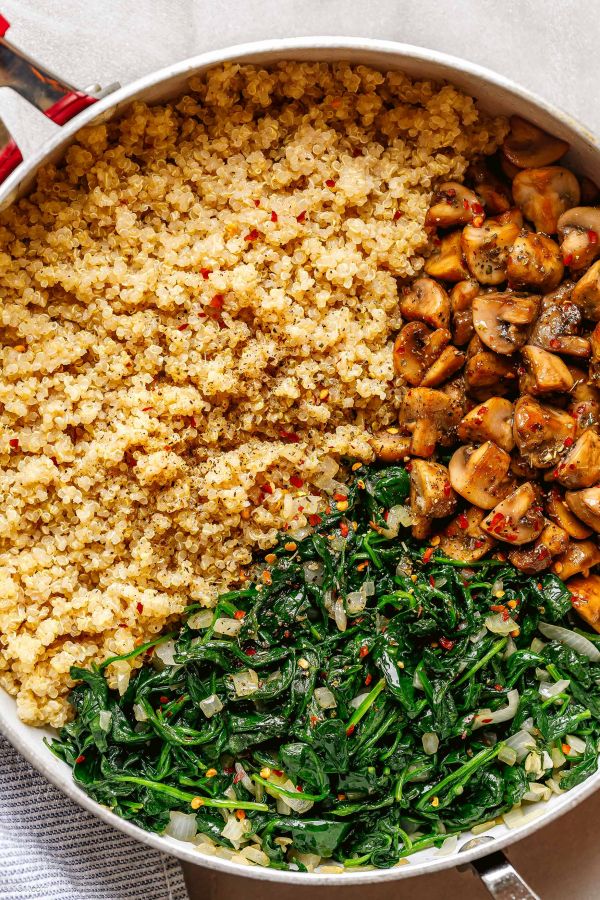 Spinach Mushroom Quinoa Skillet - #recipe by #eatwell101 - https://www.eatwell101.com/spinach-mushroom-quinoa-recipe