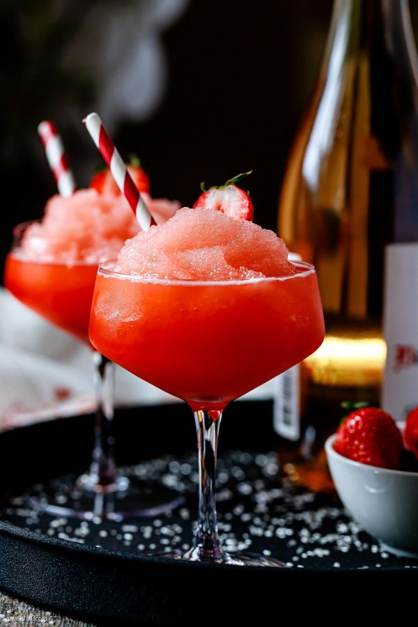 Strawberry Frosé {Frozen Rosé} - #recipe by #eatwell101 - https://www.eatwell101.com/strawberry-frose-recipe