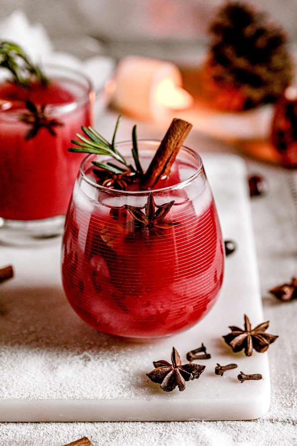 Christmas Cranberry Bourbon Cocktail - #recipe by #eatwell101 - https://www.eatwell101.com/christmas-cocktail-recipe