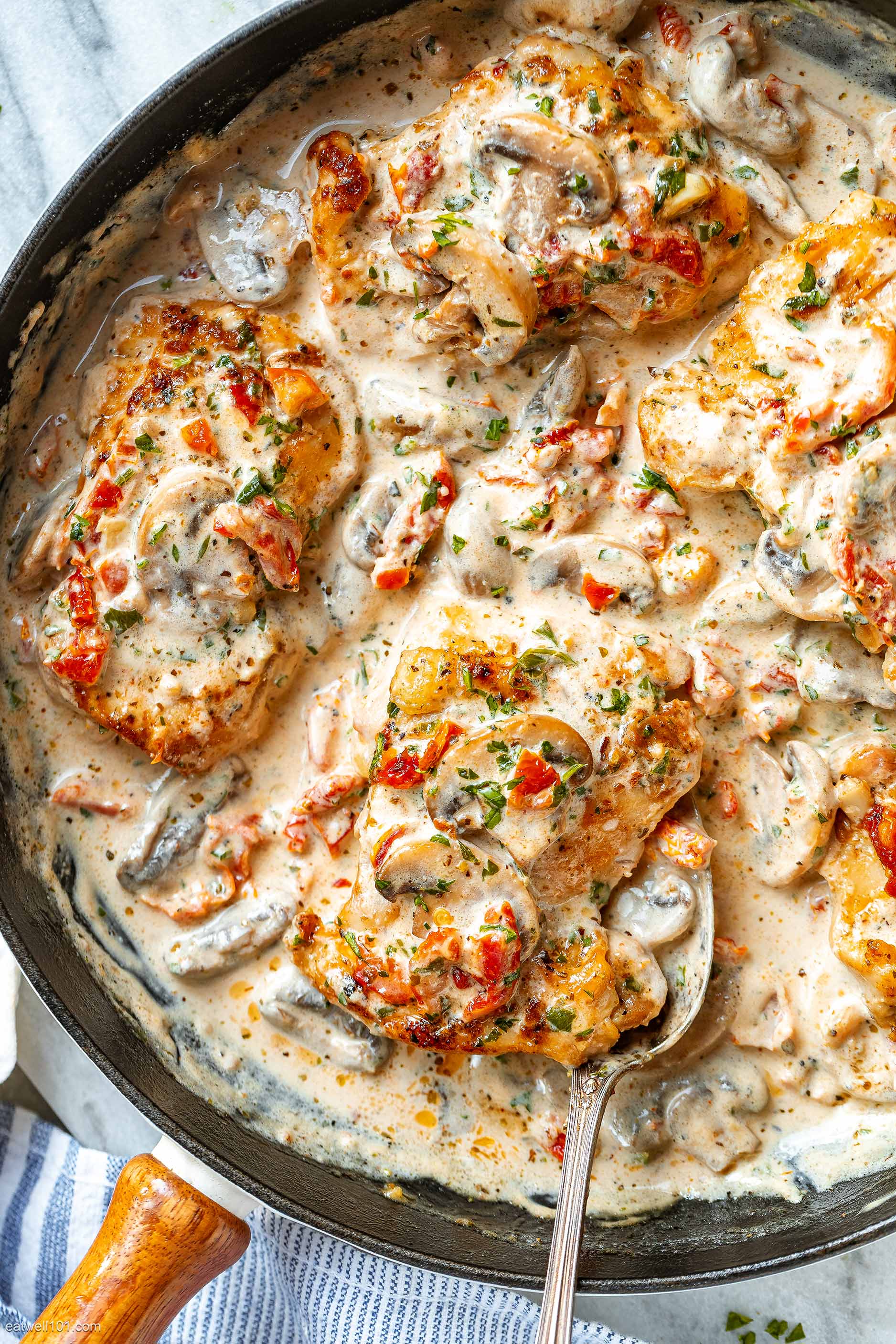 Garlic Chicken Thighs Recipe in Creamy Mushroom Sauce – Chicken Thighs ...