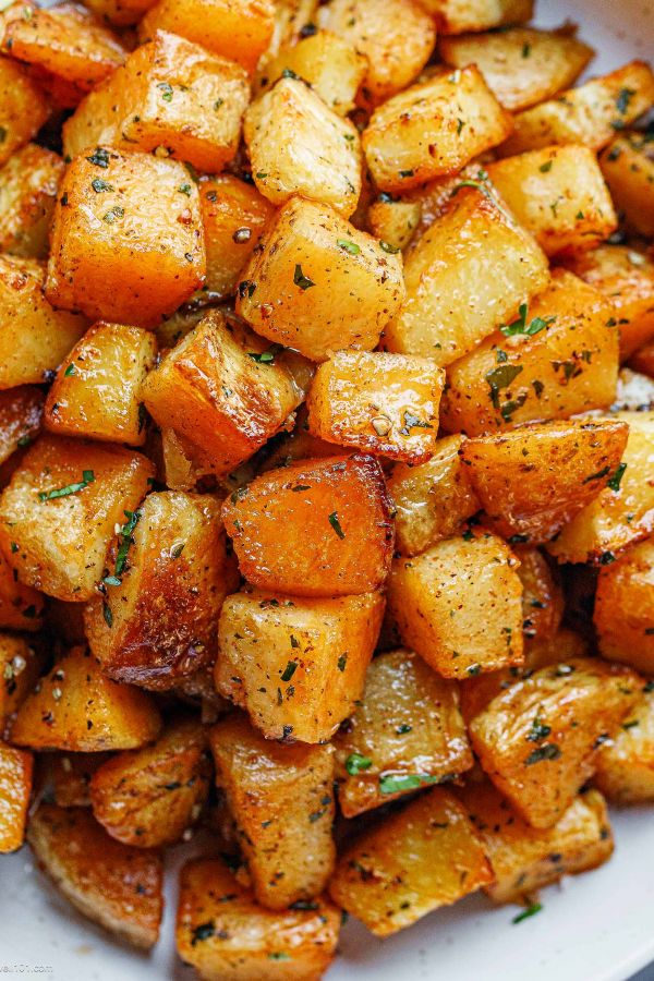 Garlic Roasted Potatoes - #recipe by #eatwell101 - https://www.eatwell101.com/garlic-roasted-potatoes-recipe-in-oven