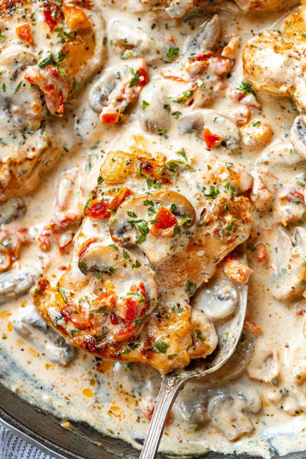 Garlic Chicken Thighs in Creamy Mushroom Sauce - #recipe by #eatwell101 - https://www.eatwell101.com/creamy-chicken-thighs-recipe