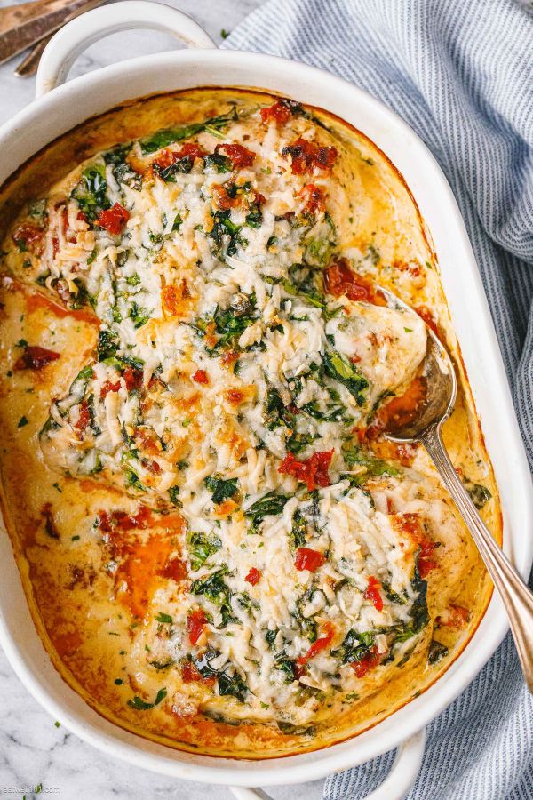 Creamy Chicken Breast Bake with Spinach and Sun-Dried Tomatoes - #recipe by #eatwell101 - https://www.eatwell101.com/creamy-chicken-bake-recipe
