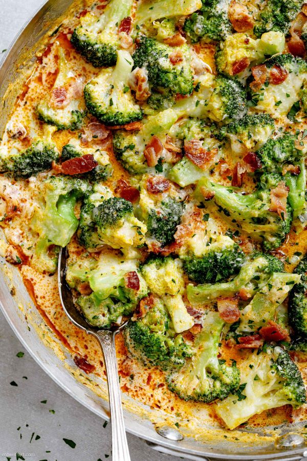 Creamy Garlic Parmesan Broccoli with Bacon - #recipe by #eatwell101 - https://www.eatwell101.com/creamy-broccoli-recipe