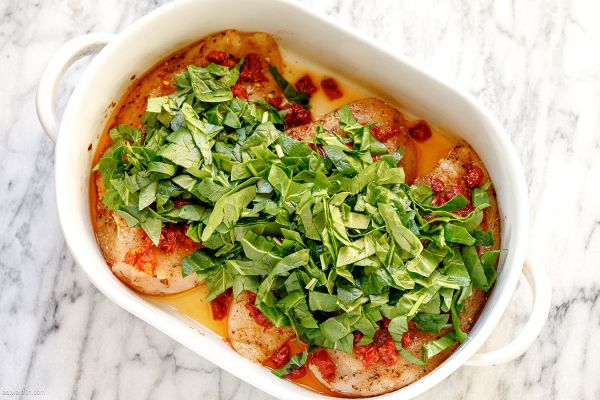 Creamy Chicken Breast Bake with Spinach and Sun-Dried Tomatoes