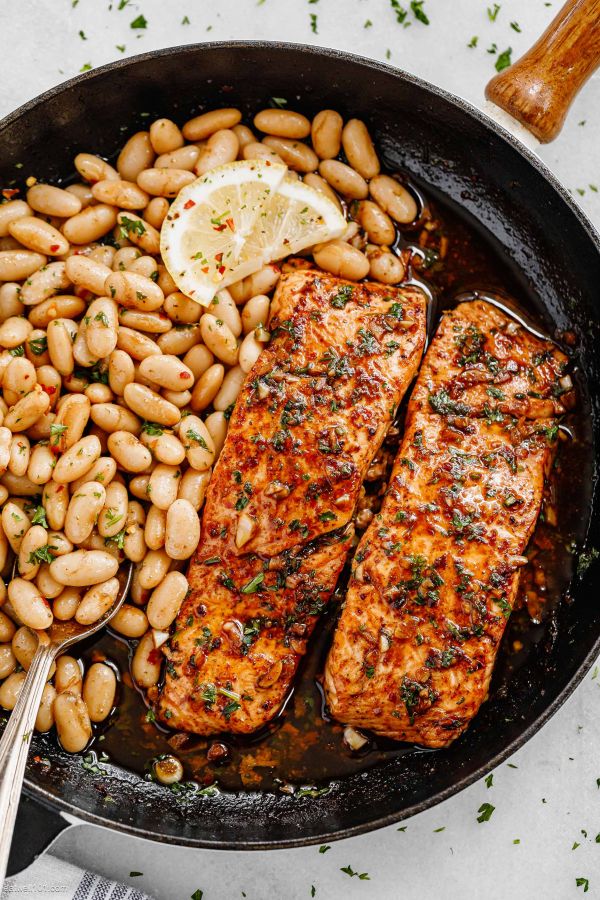 Garlic Butter Salmon and Lemon White Beans - #recipe by #eatwell101 - https://www.eatwell101.com/garlic-butter-salmon-white-beans-recipe