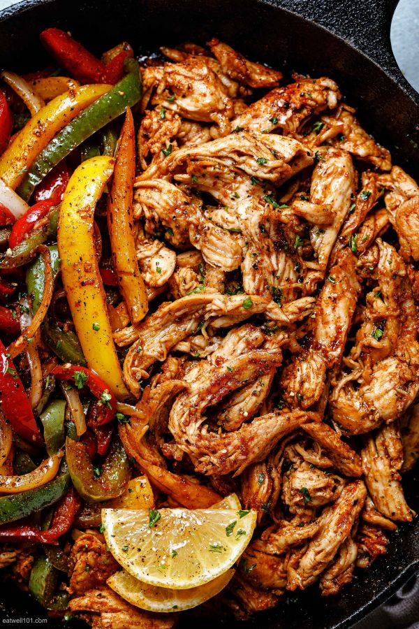 Easy Chicken Fajitas - #recipe by #eatwell101 - https://www.eatwell101.com/skillet-roasted-chicken-fajitas-recipe