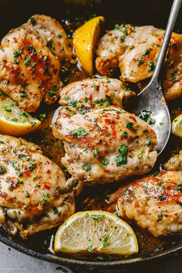 Lemon Garlic Baked Chicken Thighs - #recipe by #eatwell101 - https://www.eatwell101.com/garlic-lemon-baked-chicken-thighs-recipe