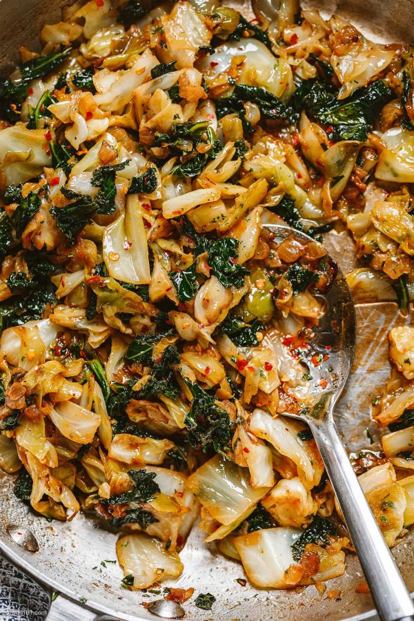 Garlic Sautéed Cabbage Kale Skillet - #recipe by #eatwell101 - https://www.eatwell101.com/sauteed-cabbage-kale-recipe