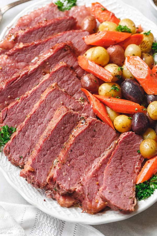 Slow Cooker Corned Beef and Potatoes - #recipe by #eatwell101 - https://www.eatwell101.com/slow-cooker-corned-beef-recipe