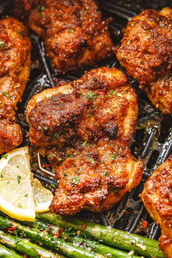 Air-Fryer Chicken Thighs and Asparagus - #recipe by #eatwell101 - https://www.eatwell101.com/air-fryer-chicken-thighs-recipe