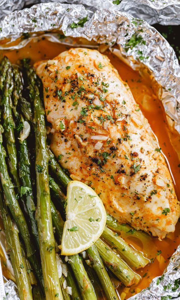 Baked Chicken in Foil with Asparagus and Garlic Lemon Butter Sauce