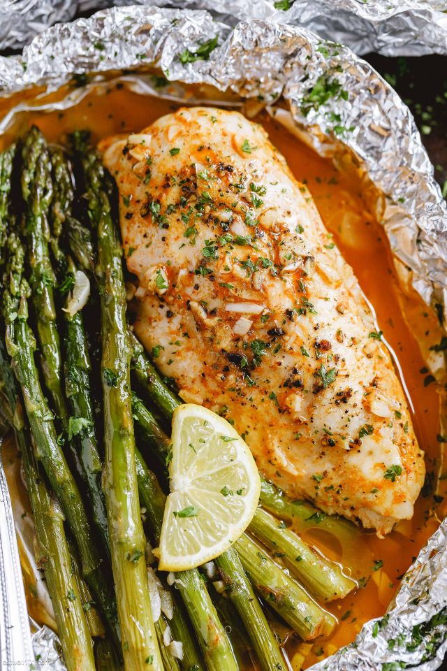Baked Chicken in Foil with Asparagus and Garlic Lemon Butter Sauce